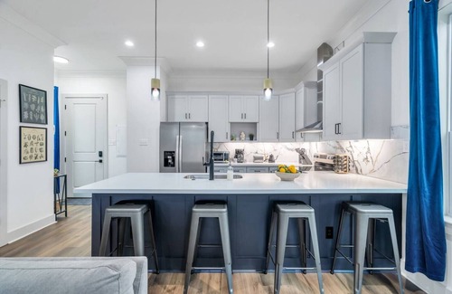 Tulane - Gravier House | Luxury Living: 3BR, 2.5BA Home. Gated Backyard, BBQ, Parking - Near Superdome and Canal Streetcar