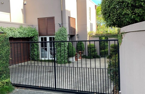 Remuera House | Luxury Living in Remuera Family Home w Pool - Prime Location
