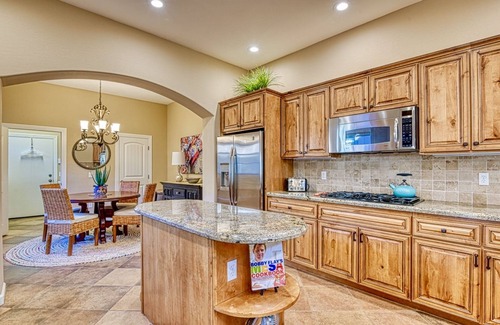 Talon Retreat House | Luxury living, private yard to golf course! Summer Rates!