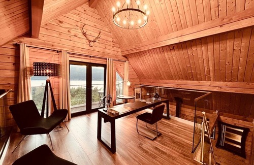 Foyers Cabin | Luxury Loch Ness lodge with hot tub & sauna