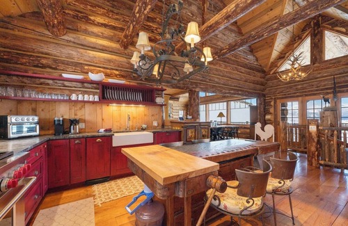 Sunset Ridge Ski Chalet | Luxury Lodge Retreat, 360 Views, Hot tub, Views!