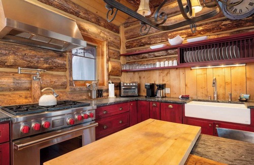 Sunset Ridge Ski Chalet | Luxury Lodge Retreat, 360 Views, Hot tub, Views!
