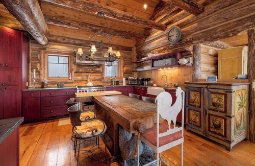 Sunset Ridge Ski Chalet | Luxury Lodge Retreat, 360 Views, Hot tub, Views!