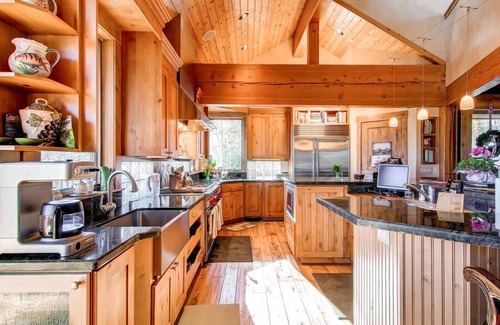Three Peaks House | Luxury Lodge w/Hot Tub, Unimaginable Views; Room for 12 & Near Six Resorts!