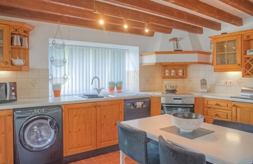 Tan-y-groes Ski Chalet | Luxury lodge with two doubles, one with en suite shower and one twin.