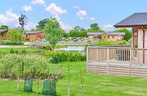 Thirsk Ski Chalet | Luxury lodge with one double with en suite shower and one twin.