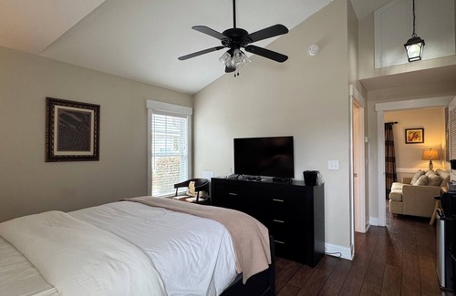 Elizabethtown Resort | Luxury Lodging, Lakefront View, Queen Bed w/Private Bath, Patio.