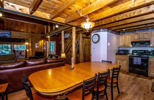 Bartlett House | Luxury Log Home, Near Story Land, Super Clean, Views, Pool In/Out & Fitness.
