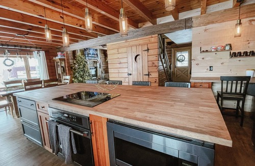 Paris Cabin | Luxury Log Retreat with Hot Tub, Near Homestead & Winery