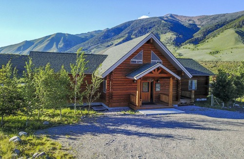 West Yellowstone Cabin | LUXURY MADISON RIVER FRONT LOG HOME - close to Yellowstone NP The Caddis Shack