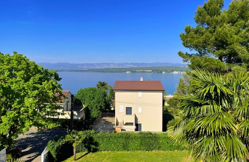 Vantacici Villa | Luxury Mediterranean Villa: 5BR, 5BA, Pool, BBQ - Perfect for Big Groups!