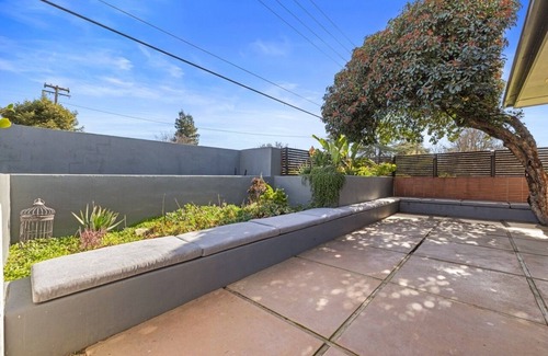 Turlock House | Luxury Mid-Century Oasis, Pool, Spa, & Outdoor Living in Prime Turlock