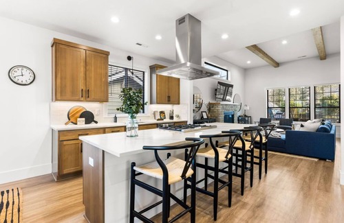Vancouver House | Luxury Modern Farmhouse near DT