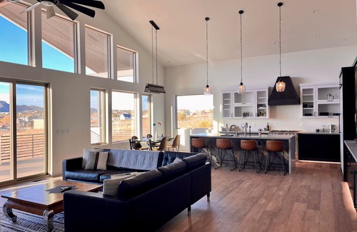 Williamson House | Luxury Modern farmhouse, Strong WiFi, Stunning Granite Mountain Views