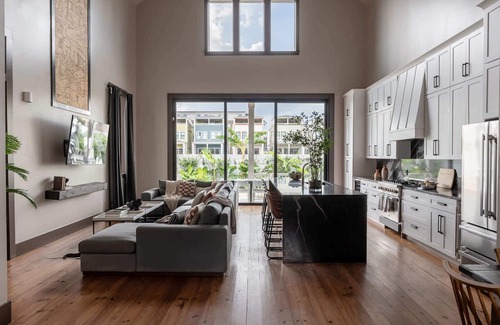 Faubourg Lafayette Hotel | Luxury Modern Home | Heated Pool & Spa