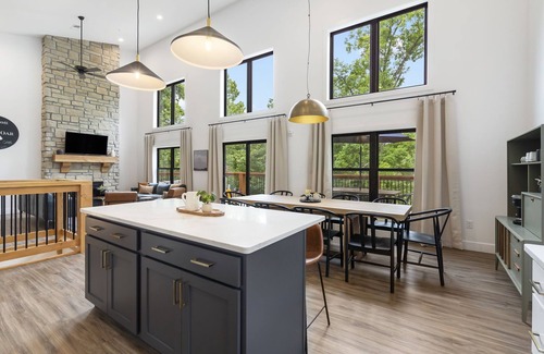 Forsyth House | Luxury Modern Retreat on Taneycomo On-Suite Bathrooms Hot Tub Outdoor Pool