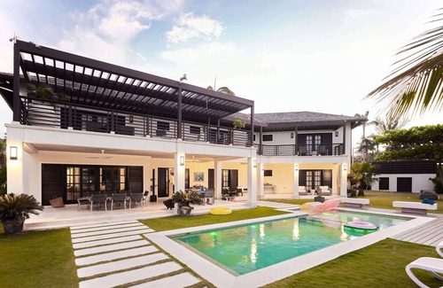 Steer Town Villa | Luxury modern villa located right on the beach