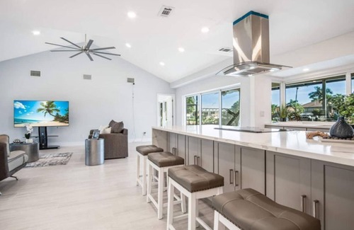 Marco Island Villa | Luxury Modern Waterfront 3 BR/8 guest Villa W/Pool, Stunning View, 5 Min-Beach