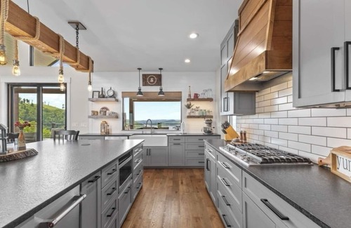Maynardville House | Luxury Mountain & Lakeside Retreat with Hot Tub