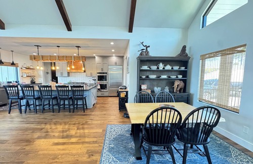 Maynardville House | Luxury Mountain & Lakeside Retreat with Hot Tub