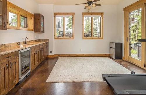Big Sky Cabin | Luxury Mountain Retreat: SPA, Deck, 2 Living Spaces