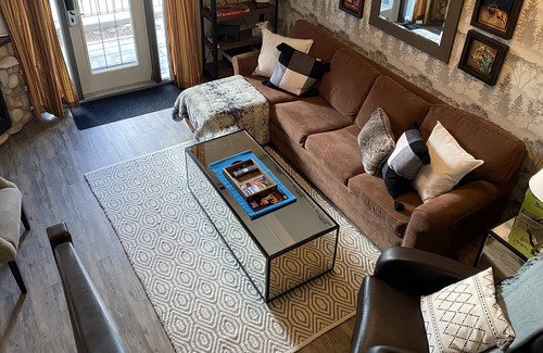 Cougar Creek House | Luxury Mystic Hot Pools Townhouse