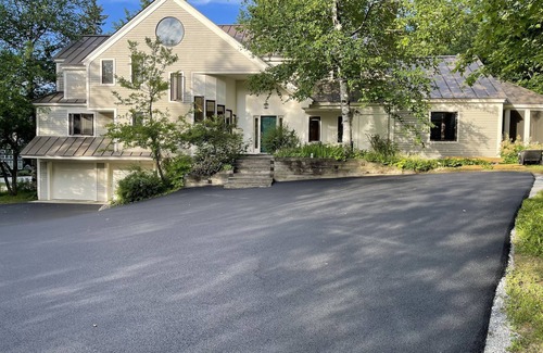 Stratton Mountain House | Luxury Oasis w/Serene Views! Close to Ski Slopes w/Shuttle. Gameroom. Golf. WiFi