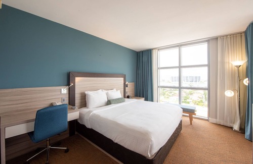 Sunny Isles Beach Hotel | Luxury Oceanfront with Bay Viewn
