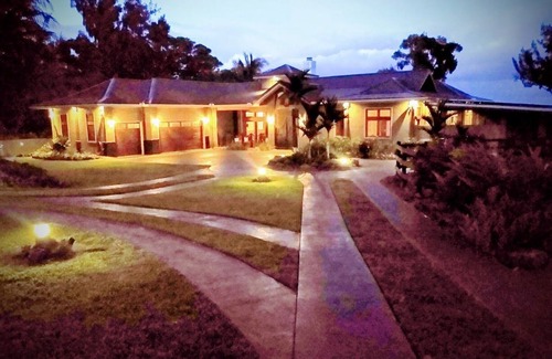 Hakalau House | Luxury Oceanfront Apartment Gated Cliffside Estate - Solar - Beach 10m walk