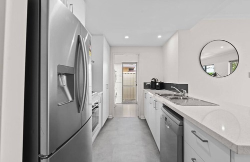 Nollamara Apartment | Luxury on Lewes - 3BR | Free Wi-Fi