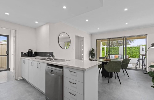 Nollamara Apartment | Luxury on Lewes - 3BR | Free Wi-Fi