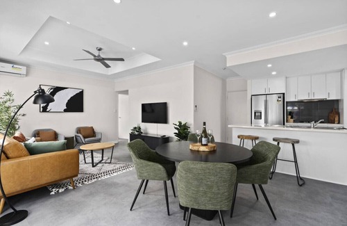 Nollamara Apartment | Luxury on Lewes - 3BR | Free Wi-Fi