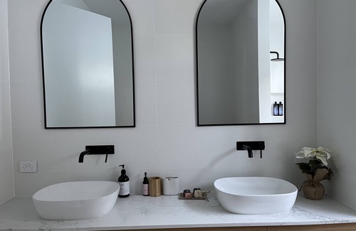 West Lakes House | Luxury on the Lake