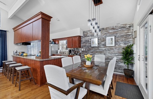 East Stroudsburg Ski Chalet | Luxury Open-Concept Retreat. Hot Tub. GameRoom. Hiking. Lake. Pool. Pet-Friendly