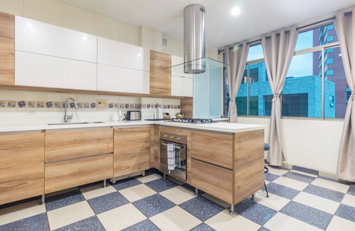 Lalinde House | Luxury Party Home: 24/7 Gated Security, 6-Person Jacuzzi, Maid/Chef Included