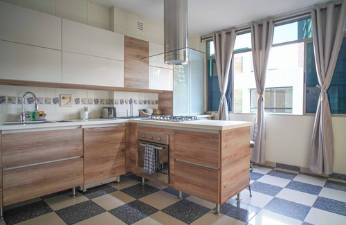Lalinde House | Luxury Party Home: 24/7 Gated Security, 6-Person Jacuzzi, Maid/Chef Included