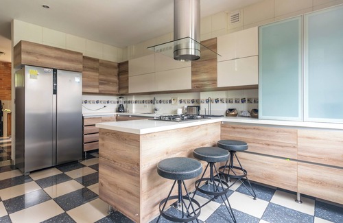 Lalinde House | Luxury Party Home: 24/7 Gated Security, 6-Person Jacuzzi, Maid/Chef Included