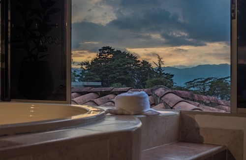 Lalinde House | Luxury Party Home: 24/7 Gated Security, 6-Person Jacuzzi, Maid/Chef Included
