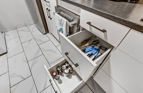 Highland House | Luxury & private 3 bed unit*kitchen*wifi*park*mall