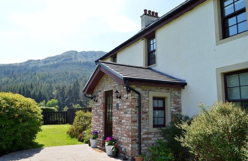 Ardentinny House | Luxury property sleeping 14 with extensive garden, sauna and hot-tub near Dunoon