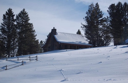 Porcupine Park Cabin | Luxury - Quintessential Montana Retreat - Ski and Fish! Sleeps 10, 4 beds 4 bath