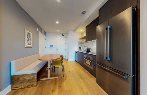 East Cesar Chavez Condo | Luxury Rainey St Condo with rooftop pool, Lakeview & Gym