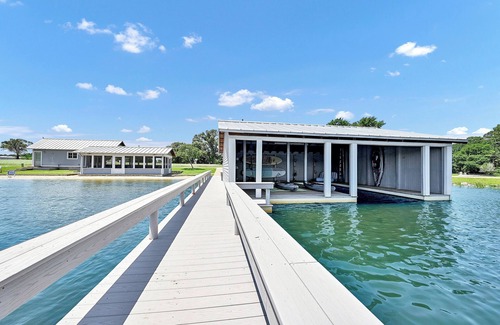 Athens House | Luxury Ranch Cabin | Private Getaway, Fishing & Boating, Hiking Trails, Swimming