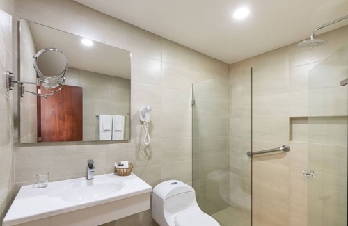 Calle 100 Hotel | Luxury Redefined! Free Parking, Short Drive to Parque de la Independencia