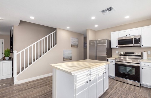 Sheely Farms House | Luxury Remodel in Phoenix ~ EV Charger, Putting Green, Family & Pet-Friendly