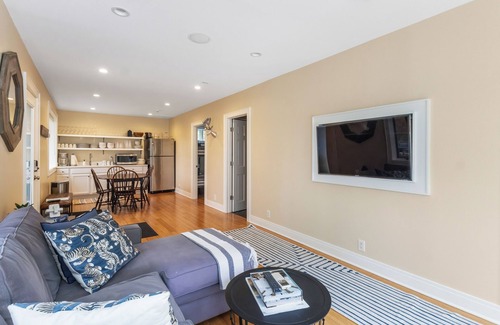 Three Oaks House | Luxury Retreat for 26, Pool, Hot Tub, amazing!