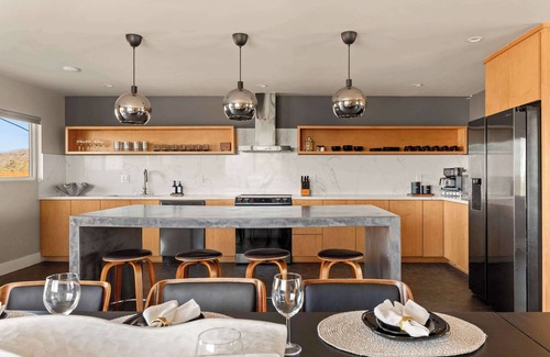 Joshua Tree House | LUXURY RETREAT - HeatedPool/Jacuzzi