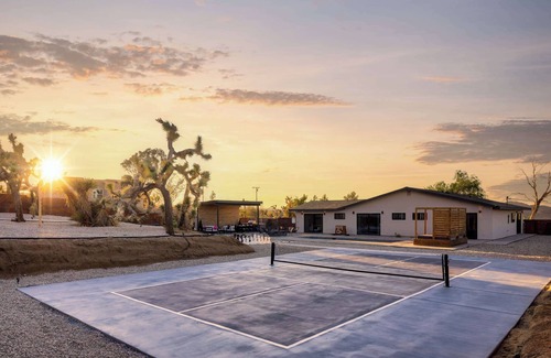 Joshua Tree House | LUXURY RETREAT - HeatedPool/Jacuzzi