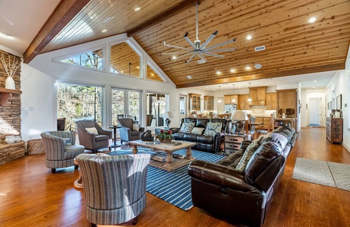 Murfreesboro Cabin | Luxury Retreat on Little Mo River, Fish From Private Docks, Kayaking, Serenity