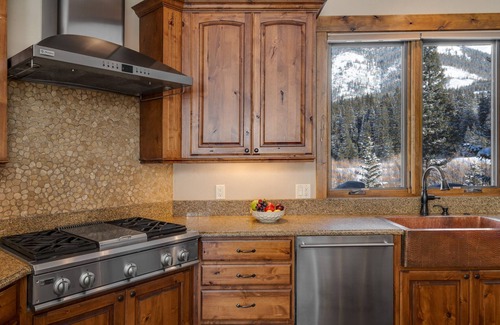 Blue River House | Luxury Retreat w/Mountain Views + Hot Tub + Ski Shuttle - Royal Retreat